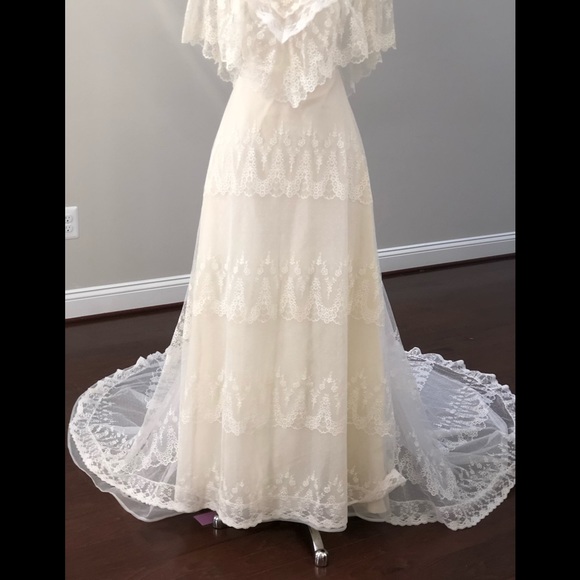 SOLD 🎈Lace Wedding Dress - Picture 2 of 16